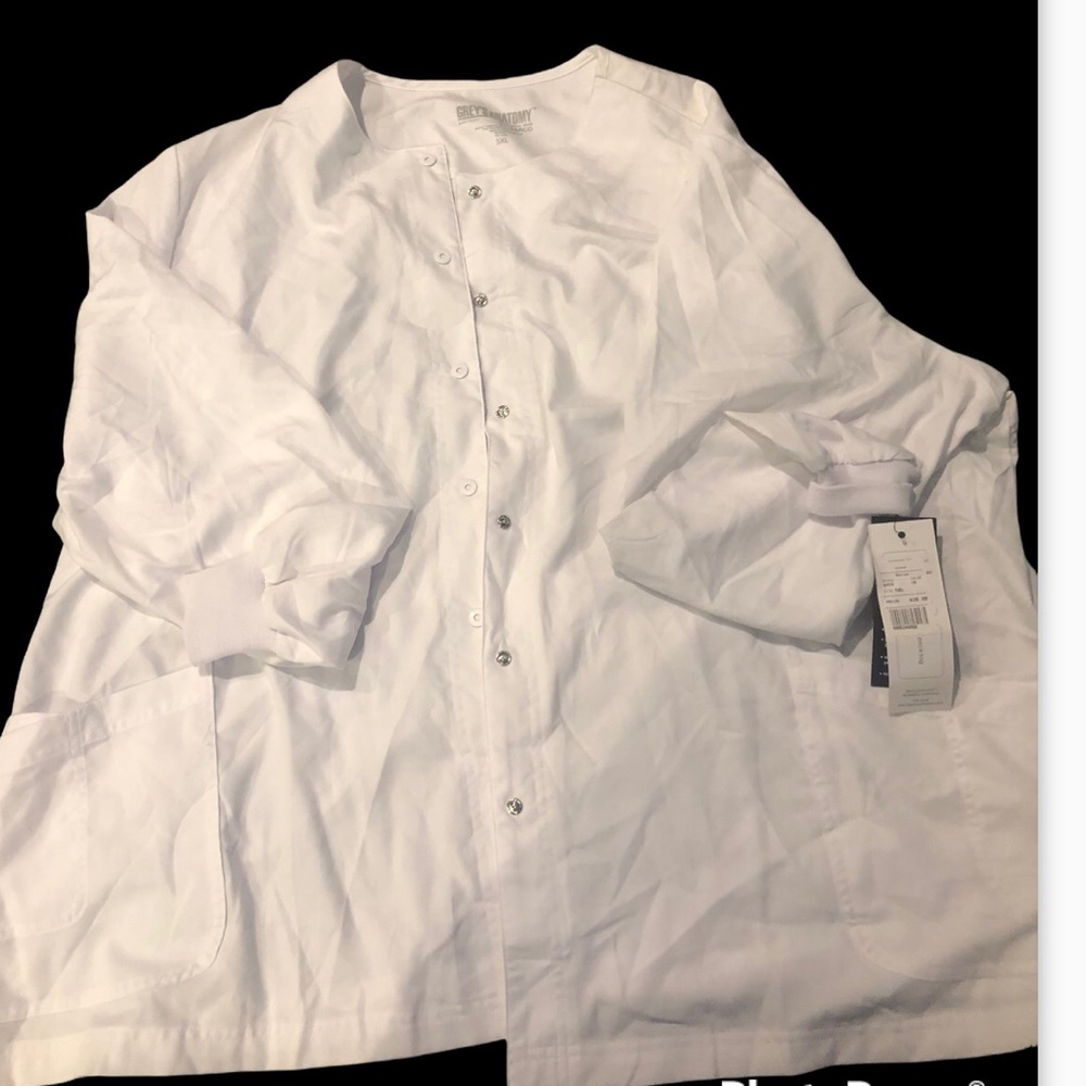 A white 5X Grey’s Anatomy jacket